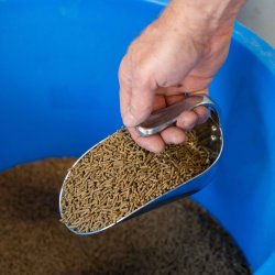 Foderskovl - Aluminium - Med intern hank - 26 cm.